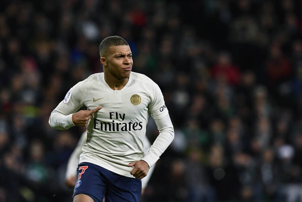 接机现场沸腾了！U23中国男足载誉抵京，球迷高喊李昊名字